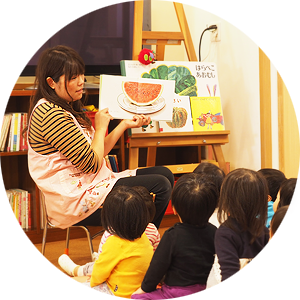 イメージ画像:絵本の読み聞かせ